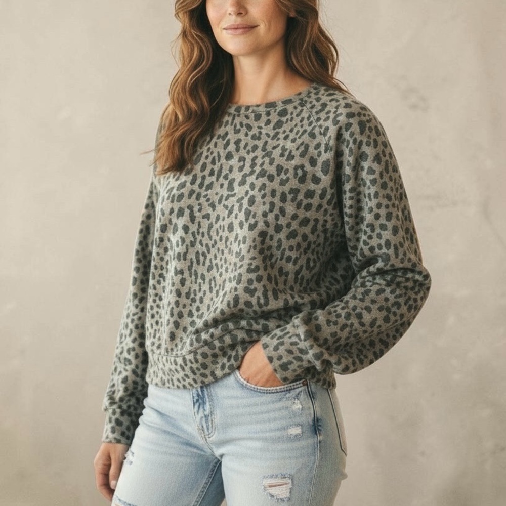 SUNDRY Grey Leopard Print Women's Pullover Top Size 2 Medium (Like New)